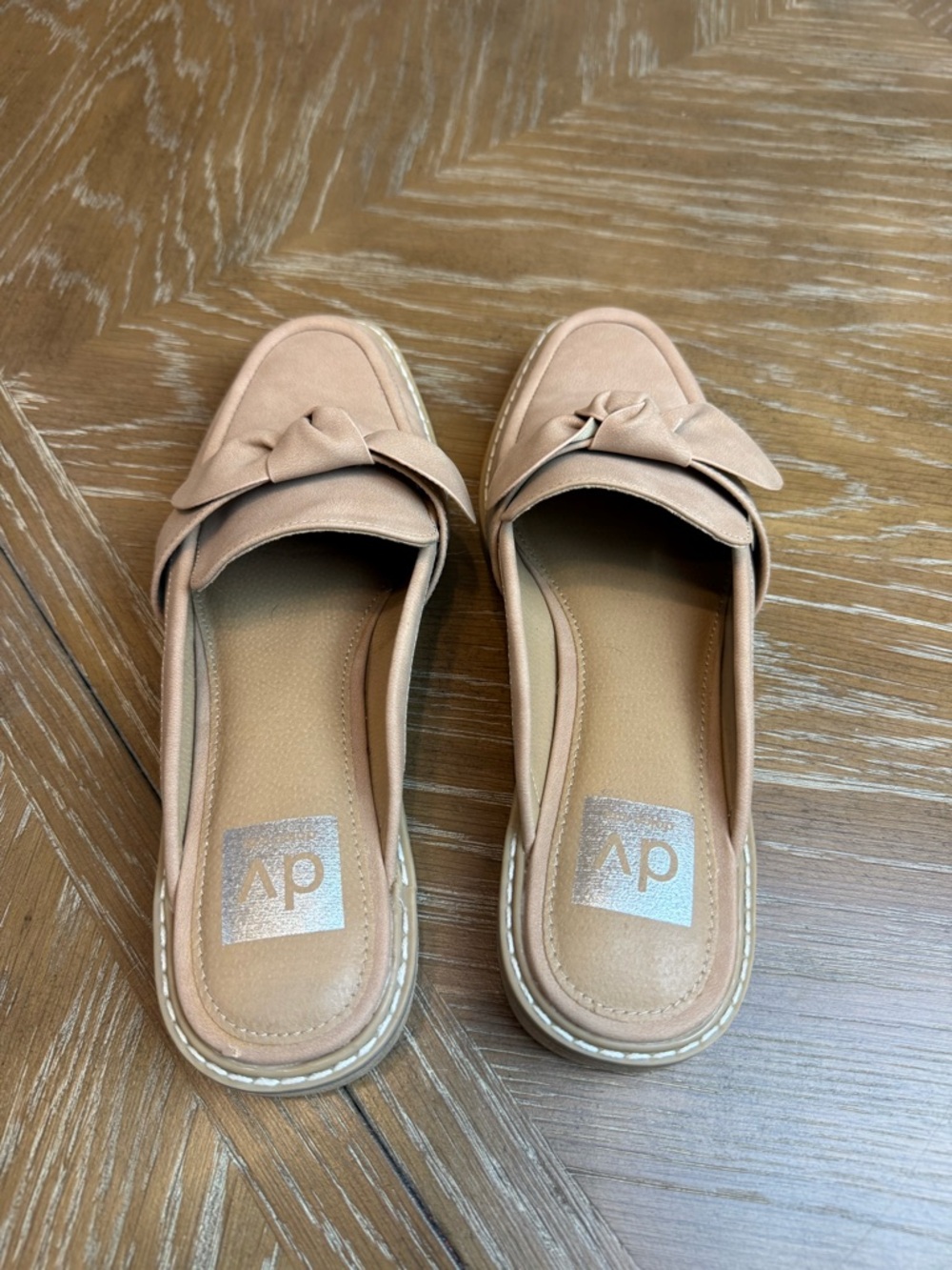 Dolce Vita Tan Knot-Detail Slip-On Fanny Loafers - Picture 3 of 8